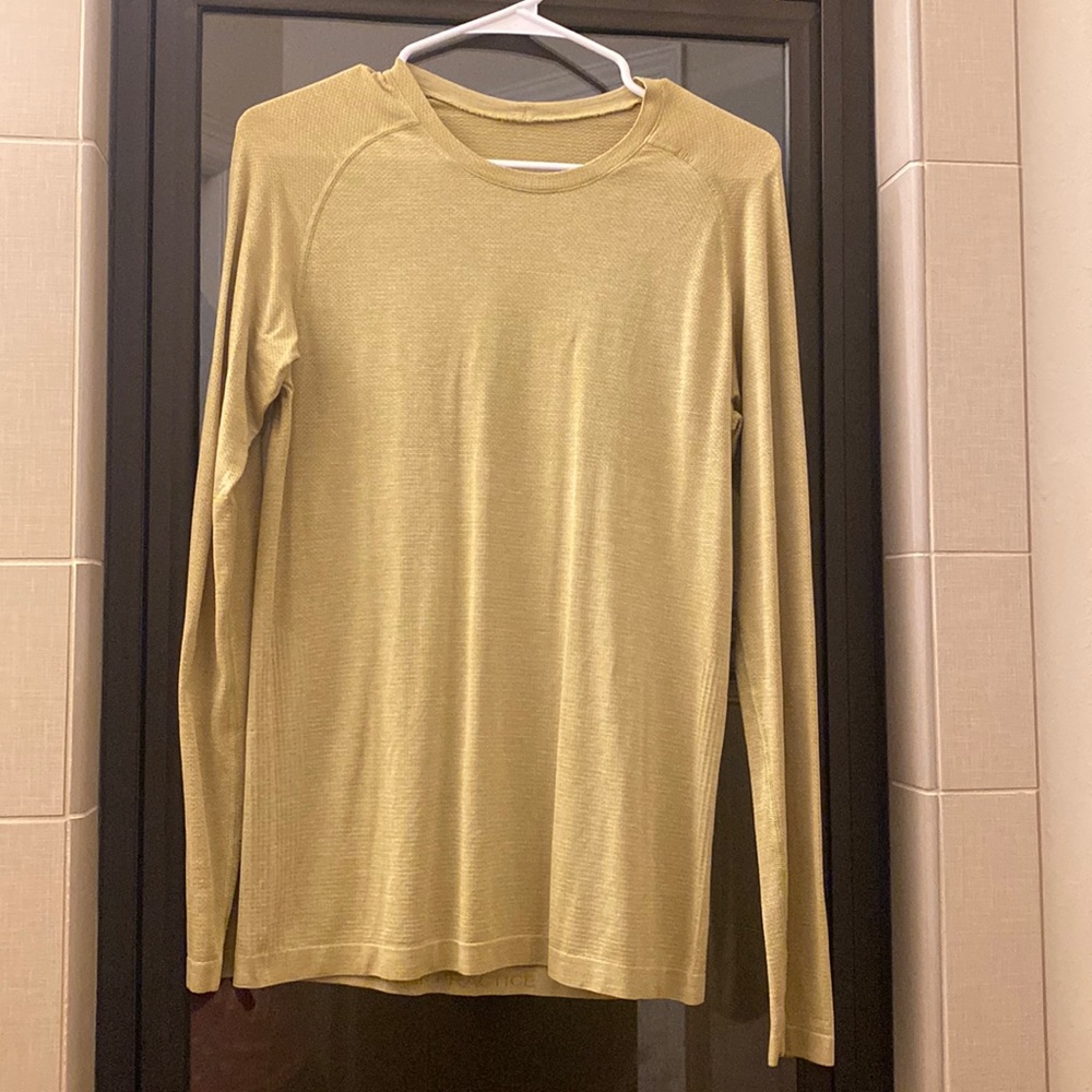Lululemon men’s long sleeved V tech men’s XS